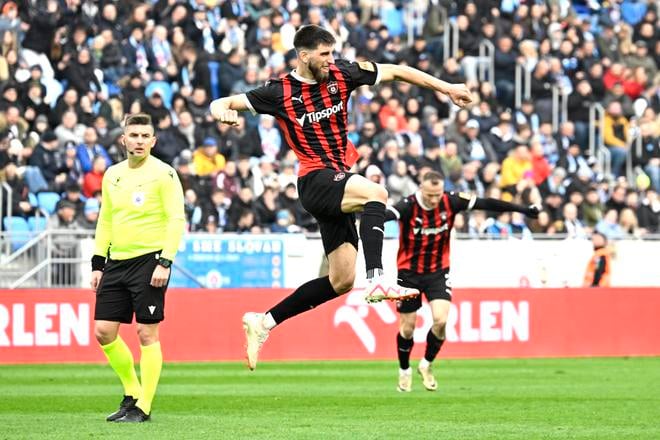 Adrian Zeljkovič sa raduje po strelení gólu v zápase proti Slovanu Bratislava.