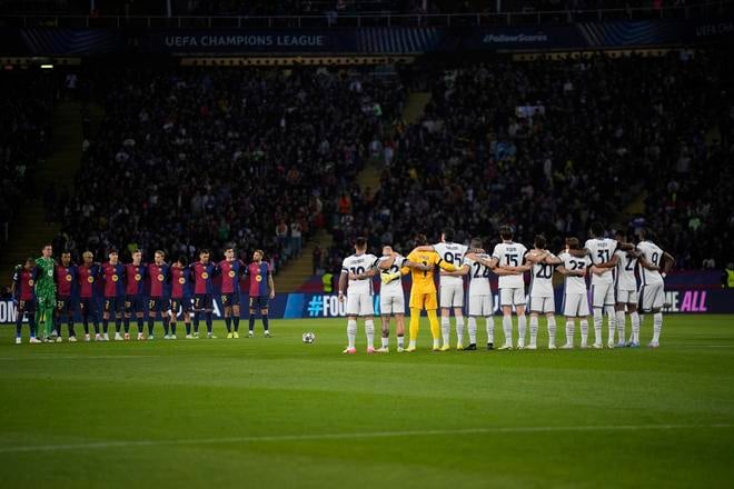 Hráči FC Barcelona a Inter Miláno pred začiatkom semifinále Ligy majstrov. AP Photo/Emilio Morenatti.