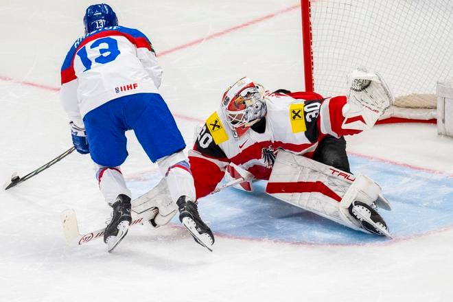 Na snímke vľavo Michal Krištof (Slovensko) proti rakúskemu brankárovi Davidovi Kickertovi (vpravo) v nájazde po predĺžení zápasu základnej A-skupiny Rakúsko - Slovensko.