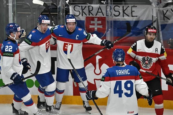 Na snímke gólová radosť slovenských hokejistov počas zápasu základnej A-skupiny Rakúsko - Slovensko.