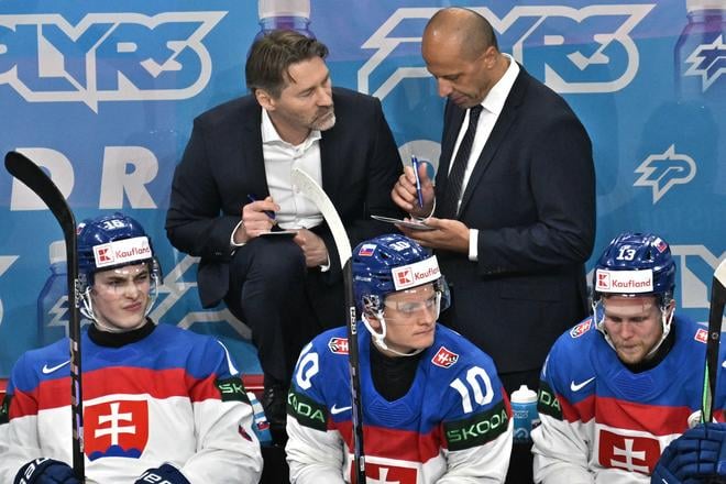 Hráčska lavica slovenskej hokejovej reprezentácie, vľavo tréner Vladimír Országh a vpravo asistent trénera Ján Pardavý počas zápasu základnej A-skupiny Rakúsko - Slovensko.