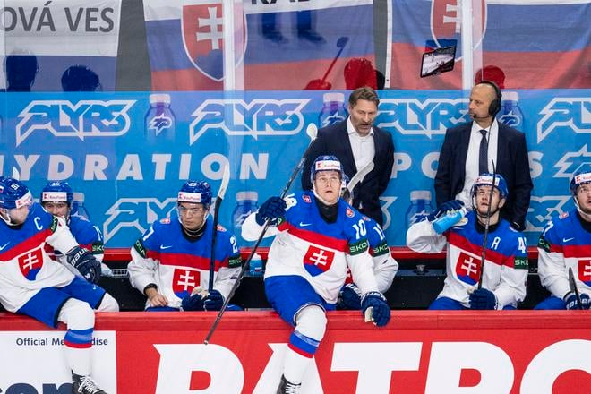 Na snímke hráčska lavica slovenskej hokejovej reprezentácie, uprostred tréner Vladimír Országh a vpravo asistent trénera Ján Pardavý počas zápasu základnej A-skupiny Rakúsko - Slovensko.