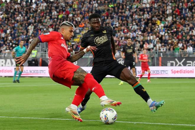 Hráč Fiorentiny Dodo (vľavo) bojuje o loptu s Falim Candeom z Benátok v zápase talianskej ligy Serie A FC Benátky - ACF Fiorentina. Paola Garbuio/LaPresse via AP