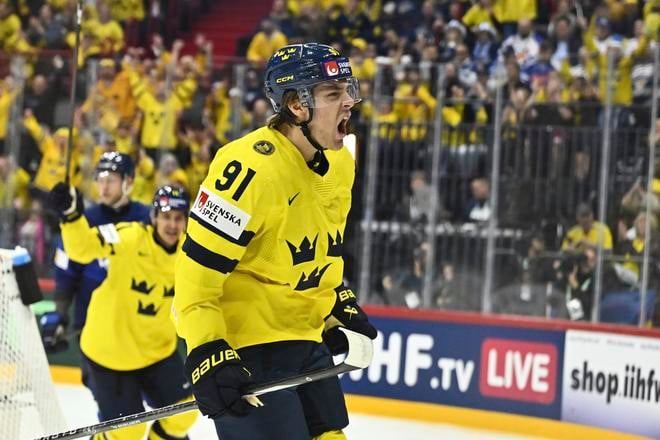 Švédsky hráč Leo Carlsson oslavuje gól v zápase A-skupiny Fínsko - Švédsko na MS 2025 v hokeji.