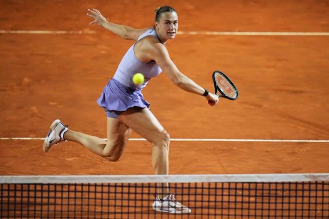 Bieloruská tenistka Arina Sobolenková odvracia úder Ukrajinke Marte Kosťukovej v osemfinále tenisového turnaja WTA 1000 v Ríme.