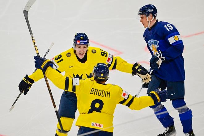 Jonas Brodin (8) oslavuje s Leom Carlssonom gól proti Fínom počas MS 2025 v Štokholme.