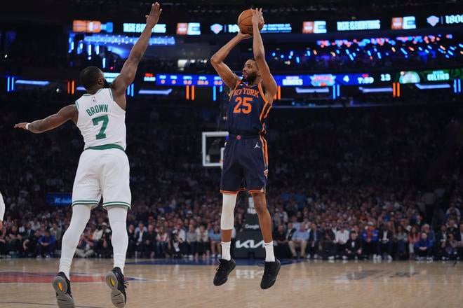 Mikal Bridges z New York Knicks strieľa ponad brániaceho Jaylena Browna z Bostonu.