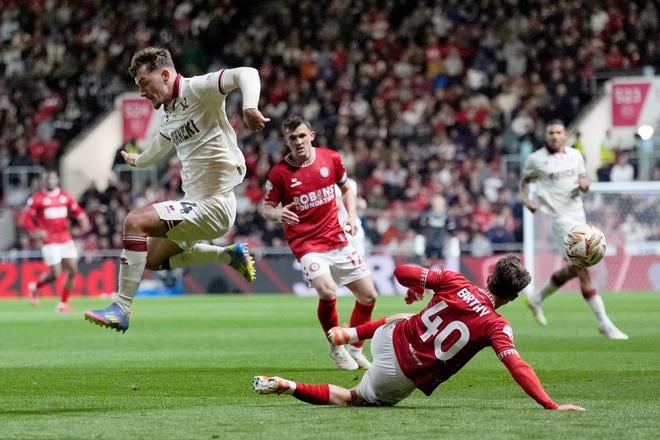 Harrison Burrows zo Sheffield United skáče ponad Georga Earthyho z Bristolu.