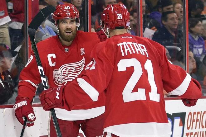 Henrik Zetterberg s Tomášom Tatarom v drese Detroitu Red Wings.