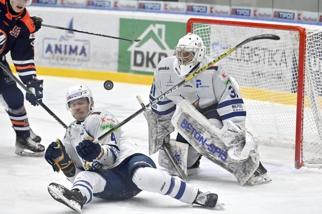 Na snímke zľava Topi Rönni (Michalovce), Nerijus Alikauškas a brankár Štefan Valluš  (obaja HK Spišská Nová Ves).