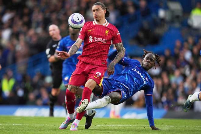 Hráč Chelsea Trevoh Chalobah (vzadu) napáda Darwina Nuneza z Liverpoolu počas futbalového zápasu anglickej Premier League.