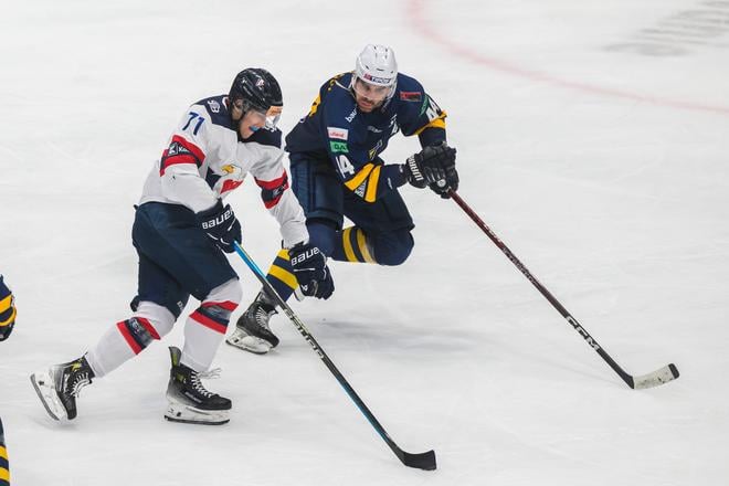 Na snímke zľava Tomáš Dudáš (Slovan) a Juraj Valach (SNV)  v zápase  10. kola Tipos extraligy HC Slovan Bratislava - HK Spišská Nová Ves v Bratislave 13. októbra 2024.