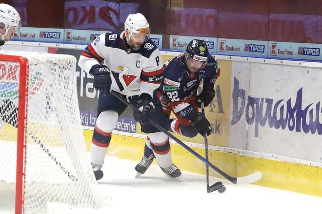 Na snímke zľava David Senčák (Zvolen) a Jakub Minárik (Bratislava) počas kvalifikácie o postup do play off Tipos extraligy.