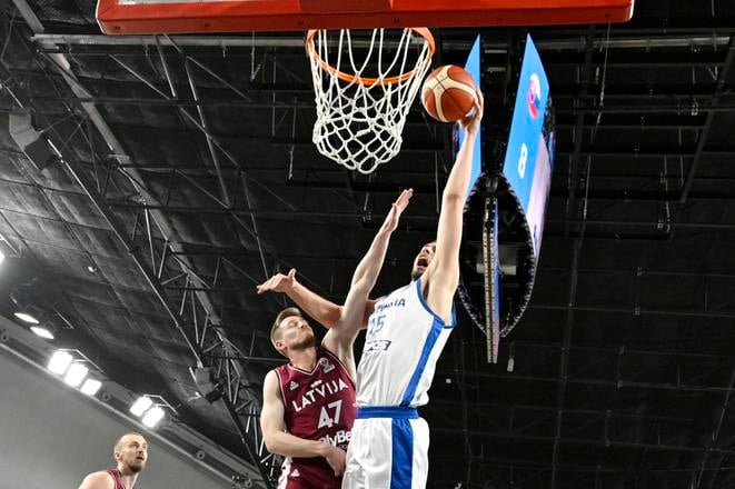 Na snímke vpravo Boris Bojanovský (Slovensko) a vľavo Arturs Kurucs (Lotyšsko) počas zápasu C-skupiny kvalifikácie ME 2025.