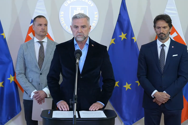 From left to right: Fico's lawyer and adviser David Lindtner, Smer MP Tibor Gašpar and Defence Minister Robert Kaliňák during a press conference on 13 May 2025 in Bratislava.