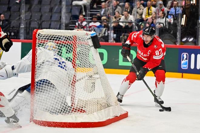 Sidney Crosby v akcii v zápase A-skupiny Kanada - Francúzsko na MS 2025 v hokeji vo švédskom Štokholme.