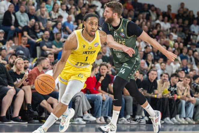 Na snímke zľava Isaiah Cousins (Inter) a David Abrahám (Levice) počas štvrtého finálového zápasu play off Tipos SBL v basketbale mužov medzi Inter Bratislava - Patrioti Levice.