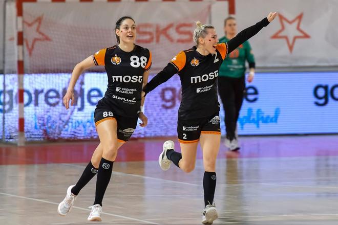 Víťazné gesto slovenskej krídelníčky Baníka Most Lucie Mikulčíkovej (vpravo s číslom 2) vo finále play-off o majstra ČR proti Slavii Praha.