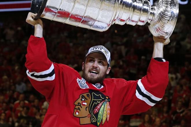Marcus Krüger zdvihol nad hlavu dvakrát Stanley Cup v drese Chicaga Blackhawks.