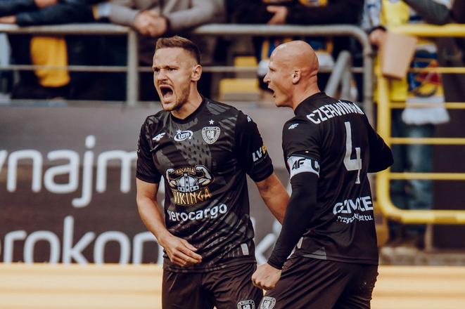 Tomáš Huk (vľavo) sa až vo svojom 28. zápase ligovej sezóny tešil zo streleného gólu, a to dokonca hneď dvakrát.