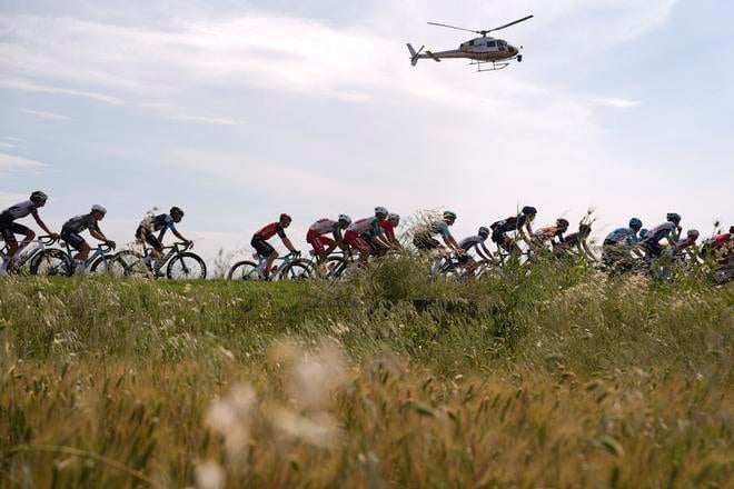 AZ17 - Na snímke cyklisti počas 5. etapy Giro d´Italia v cestnej cyklistike na trase Ceglie Messapica - Matera na 151 km 14. mája 2025.
