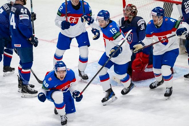 Na snímke gólová radosť slovenských hokejistov  počas zápasu základnej A-skupiny Slovensko - Francúzsko.