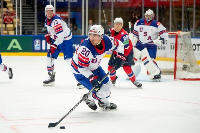 Americký hráč Andrew Peeke(vpredu) korčuľuje s pukom v zápase B-skupiny USA - Nórsko na MS 2025 v dánskom Herningu.