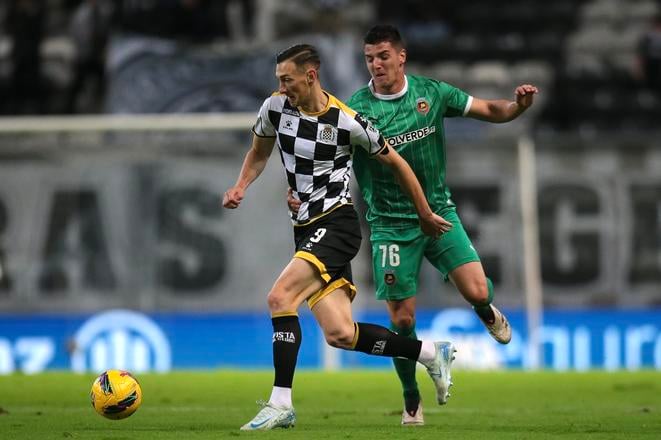 Róbert Boženík (vľavo) a jeho spoluhráči z Boavisty budú v sobotu bojovať o prežitie.