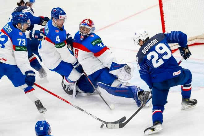 Slovenský brankár Samuel Hlavaj už druhýkrát z hokejky Francúza Louisa Boudona (v tmavomodrom) neinkasoval.