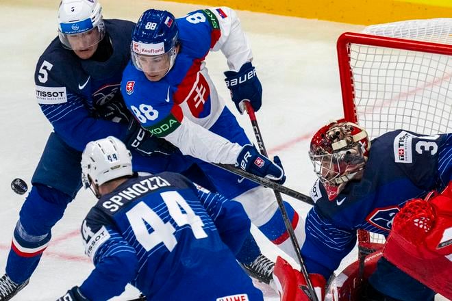 Zľava Enzo Guebey, Kevin Spinozzi (obaja Francúzsko), Martin Chromiak (Slovensko) a francúzsky brankár Antoine Keller počas zápasu základnej A-skupiny Slovensko - Francúzsko na 88. majstrovstvách sveta v ľadovom hokeji vo švédskom Štokholme 14. mája 2025.