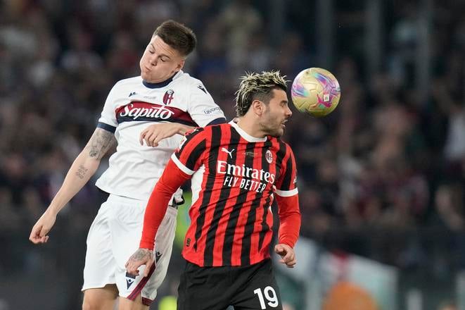 Hráč Bologne Emil Holm (vľavo) a hráč Milána Theo Hernandez bojujú o loptu vo finále Talianskeho pohára AC Miláno - FC Bologna v Ríme.