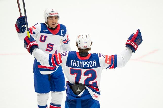 Americký hráč Tage Thompson (vpravo) oslavuje so spoluhráčom Claytonom Kellerom po tom, ako strelil víťazný gól v zápase B-skupiny USA - Nórsko na MS 2025 v dánskom Herningu.