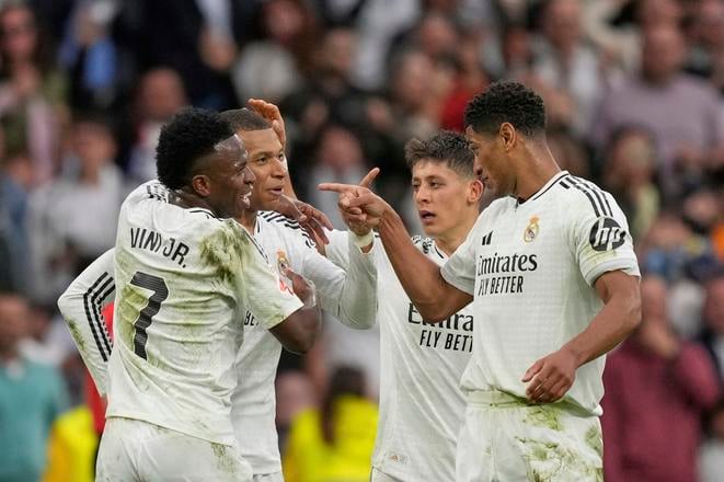Futbalista Realu Madrid Kylian Mbappe (druhý zľava) sa teší so spoluhráčmi z gólu.