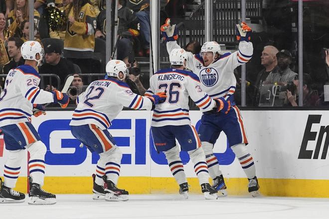 Hokejista Edmontonu Oilers Kasperi Kapanen (42) sa teší so spoluhráčmi z víťazného gólu, ktorý strelil v predĺžení piateho zápasu semifinále play off Západnej konferencie zámorskej NHL Vegas Golden Knights - Edmonton Oilers.