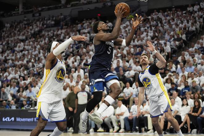 Basketbalista Minnesoty Timberwolves Anthony Edwards (uprostred), hráči  Golden State Warriors Pat Spencer (vpravo) a Buddy Hield (vľavo) počas 5. zápasu semifinále play off Západnej konferencie zámorskej NBA Minnesota Timberwolves - Golden State Warriors.