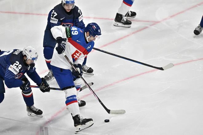 Vpravo Samuel Takáč (Slovensko) bojuje o puk s Julesom Bocqom (hore) a Louisom Boudonom (vľavo) (obaja Francúzsko) počas zápasu základnej A-skupiny Slovensko - Francúzsko.