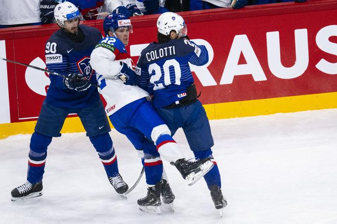 Samuel Kňažko (v strede) sa ocitol medzi dvoma Francúzmi vo štvrtom vystúpení Slovákov na MS v hokeji v Štokholme.