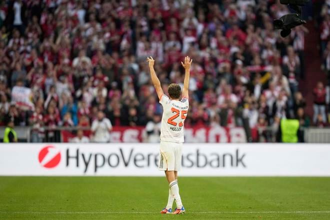 Futbalista Bayernu Mníchov Thomas Müller sa lúči s fanúšikmi počas zápasu 33. kola nemeckej Bundesligy Bayern Mníchov - Borussia Mönchengladbach v Mníchove.