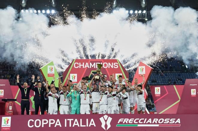 Futbalisti FC Bologna oslavujú s trofejou po výhre vo finále Talianskeho pohára AC Miláno - FC Bologna v Ríme.