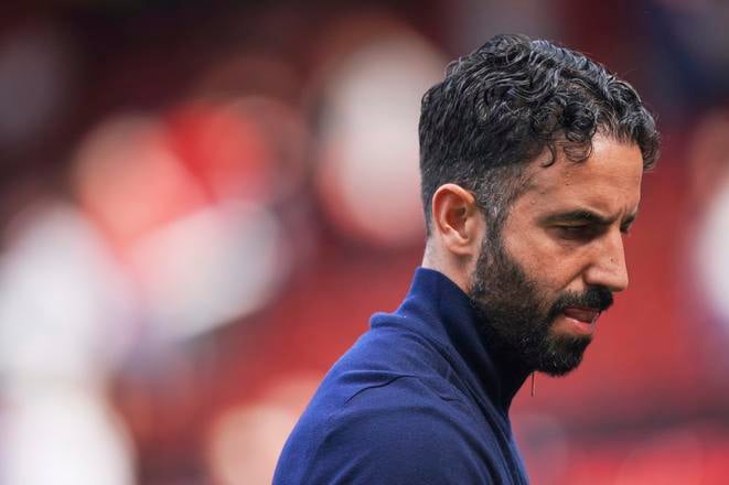 Tréner Manchestru United Ruben Amorim odchádza z ihriska po zápase anglcikej Premier League.