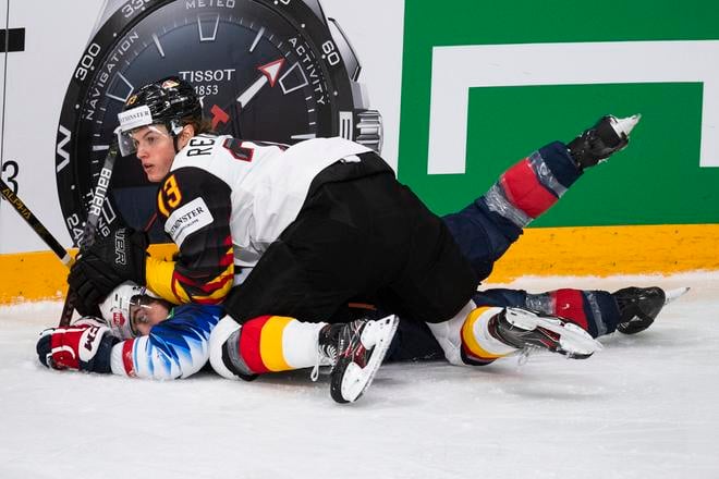 Na snímke dole Conor Garland (USA) a Lukas Reichel (Nemecko).