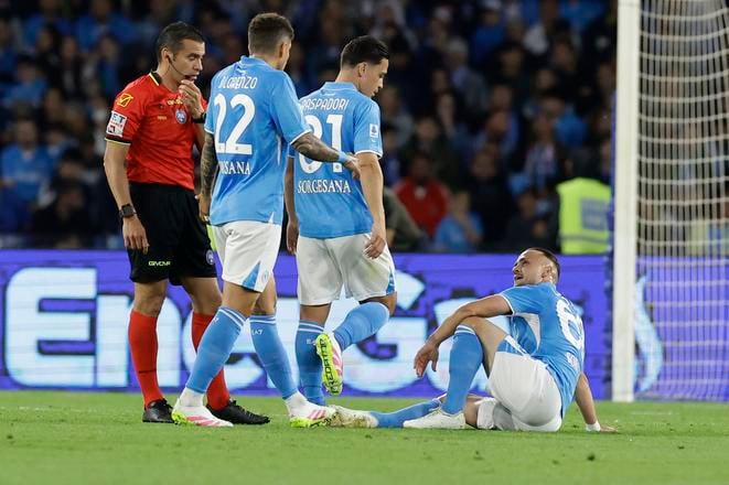 Zranený slovenský hráč v drese SSC Neapol Stanislav Lobotka sedí na trávniku počas zápasu 36. kola talianskej Serie A.
