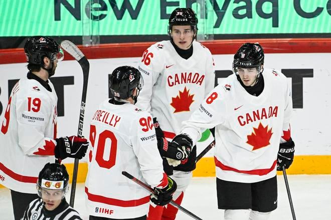 Na snímke hráč Kanady Noah Dobson (vpravo) a jeho spoluhráči zľava Adam Fantilli, Ryan O'Reilly a Macklin Celebrini sa radujú z gólu v zápase A-skupiny Slovinsko - Kanada na MS 2025 v ľadovom hokeji v Štokholme 10. mája 2025.