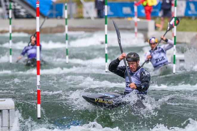 Na snímke spredu slovenskí vodní slalomári Martin Halčin, Jakub Grigar a Adam Gonšenica počas pretekov v kategórii 3xK1 na majstrovstvách Európy vo vodnom slalome.