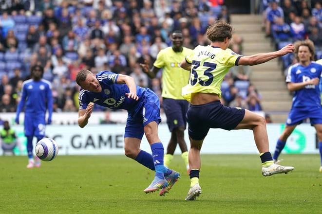 Jamie Vardy (vľavo) bojuje o loptu s Tylerom Diblingom v drese Southamptonu.