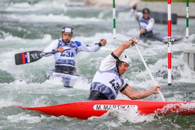 Slovenskí vodní slalomári Michal Martikán, Matej Beňuš a Marko Mirgorodský počas pretekov v kategórii 3xC1 mužov na majstrovstvách Európy vo vodnom slalome vo francúzskom Vaires-sur-Marne pri Paríži.