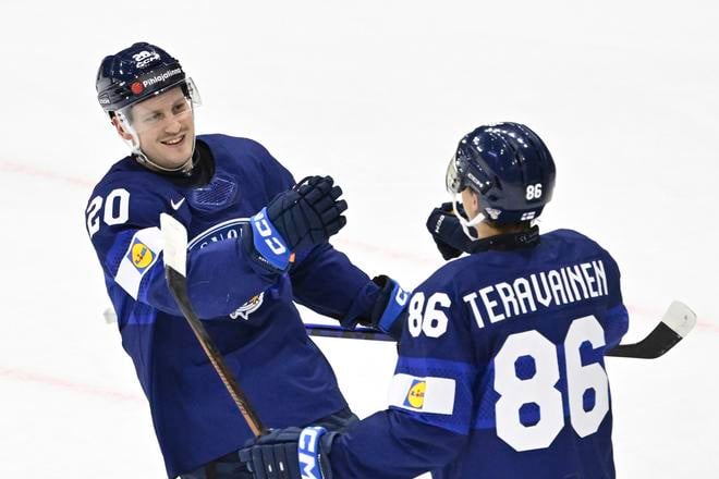 Fínsky hráč Eeli Tolvanen (vľavo) oslavuje po tom, ako strelil siedmy gól v zápase A-skupiny Fínsko - Slovinsko na MS 2025 v hokeji vo švédskom Štokholme.
