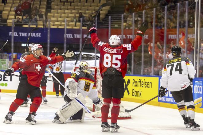 Sven Andrighetto (druhý sprava) sa raduje z gólu v zápase B-skupiny Švajčiarsko - Nemecko na MS 2025 v ľadovom hokeji v dánskom Herningu.