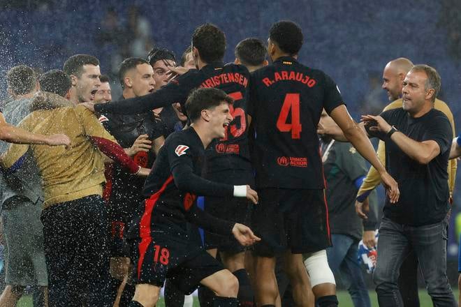 Radosť hráčov FC Barcelona po výhre v derby nad Espayolom, po ktorom si zabezpečili 28. titul.