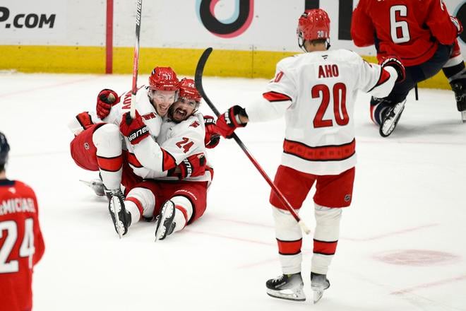 Hokejisti Caroliny Hurricanes Andrej Svečnikov (37) a Sebastian Aho (20) sa tešia z gólu do prázdnej brány, ktorý strelil ich spoluhráč Seth Jarvis (24) v piatom zápase semifinále play-off Východnej konferencie zámorskej NHL Washington Capitals - Carolina Hurricanes.